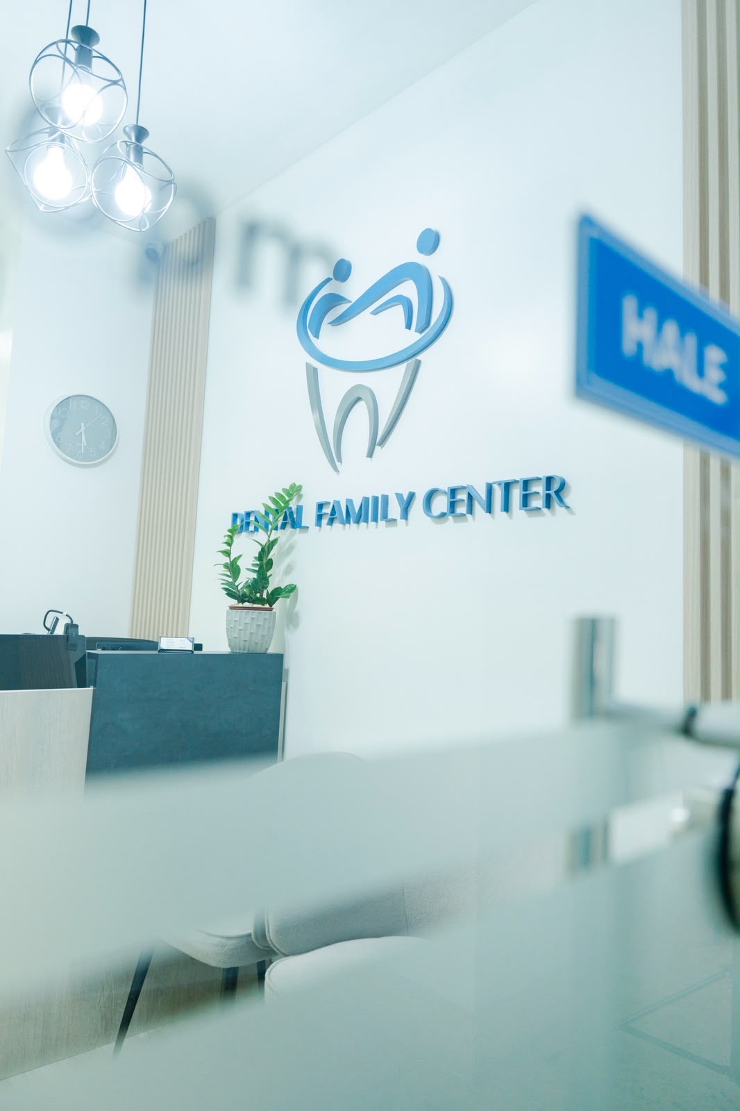 Área de recepción y sala de espera de la clínica